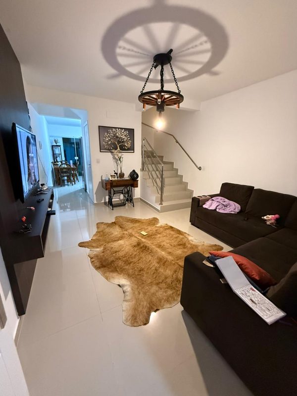 Sala com painel e escada