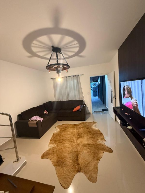 Sala com lustre e porta para os fundos