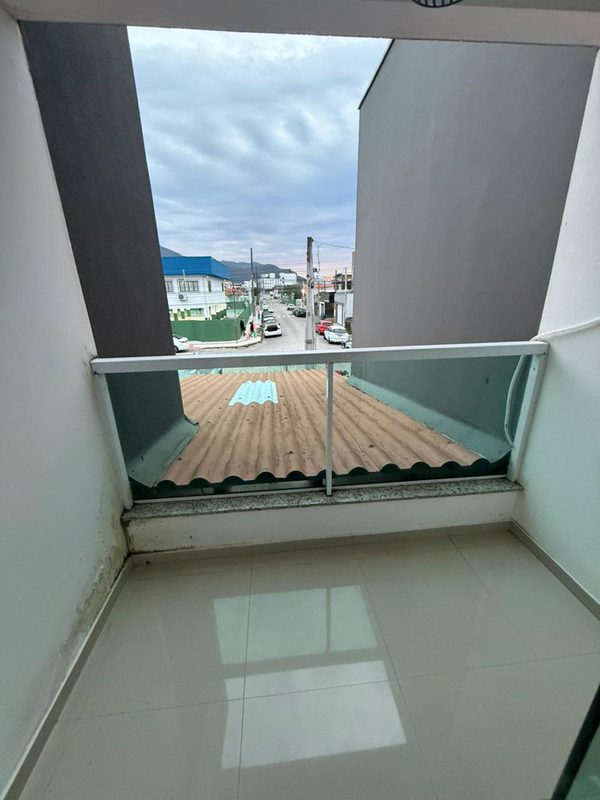 Sacada de frente para a rua